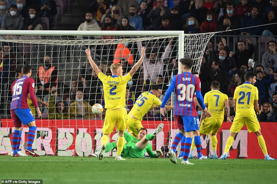 Barca đã nhận một đòn đau điếng từ Cadiz ở phút 48. Lucas Perez có mặt đúng chỗ đúng thời điểm mở tỷ số 1-0 cho Cadiz (Ảnh: GI).