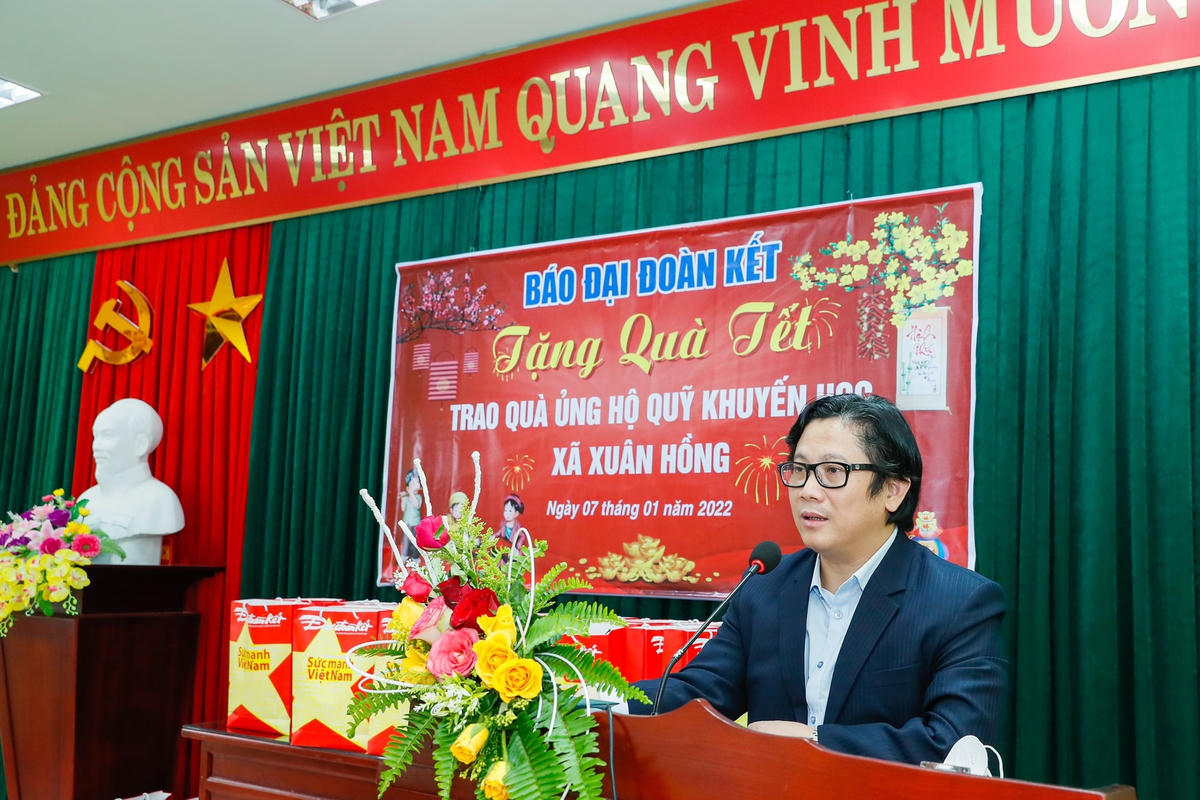 Quyền Tổng Biên tập Lê Anh Đạt trò chuyện cùng cán bộ, bà con nhân dân xã Xuân Hồng. Ảnh: Quang Vinh.