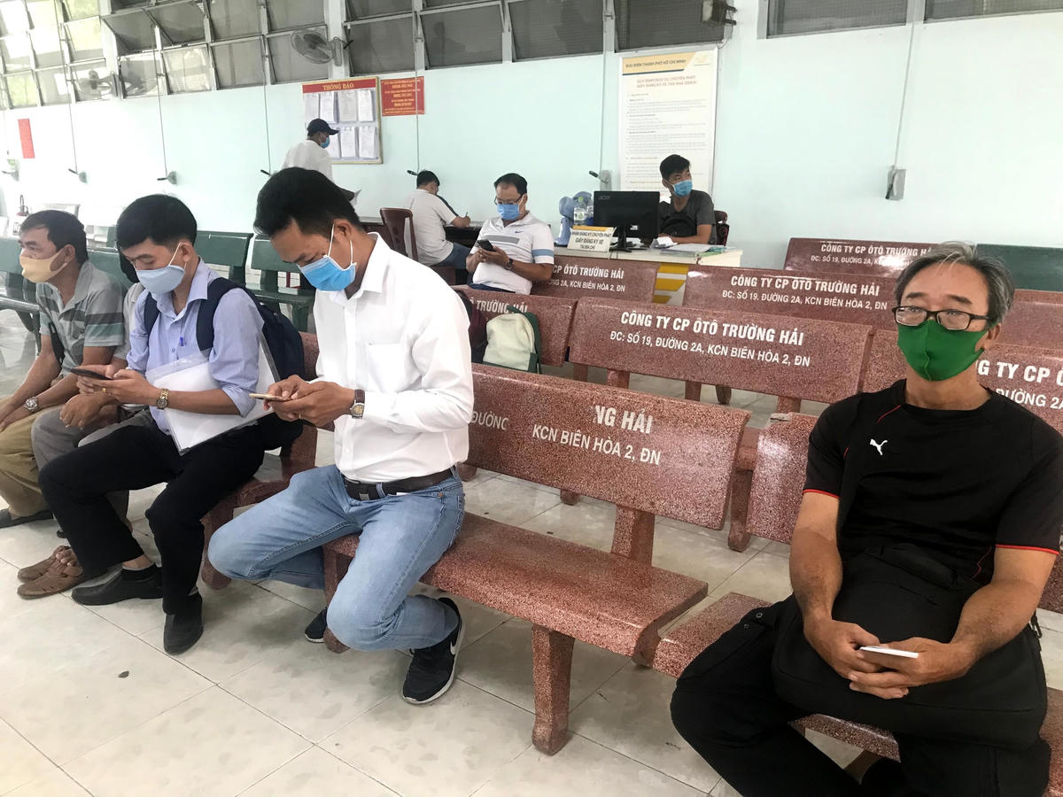 Ý thức chấp hành đeo khẩu trang ở nơi công cộng của người dân đã được nâng lên. Ảnh: Đoàn Xá.