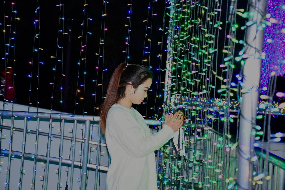 Vào dịp Tết Nguyên Đán, Hòa đi chùa cầu bình an, may mắn cho cả gia đình. 