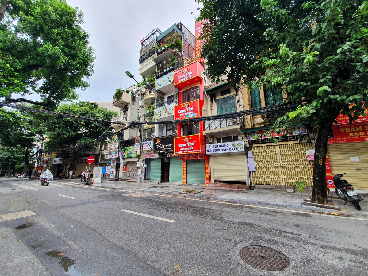 Nhiều quán ăn, nhà hàng vẫn tiếp tục đóng cửa im lìm...