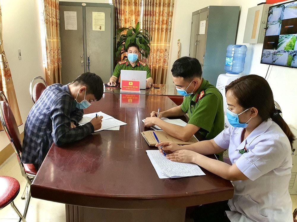 D.N.K làm việc với Công an xã Thạch Đài. Ảnh: Hồ Quang.