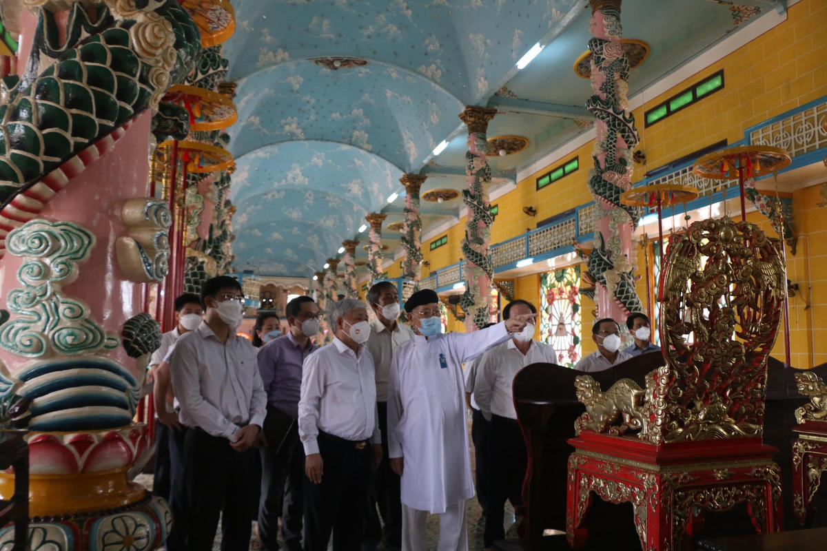 Đoàn công tác đến thăm Tòa thánh chính nơi hành lễ của các chức sắc, chức việc, tín đồ đạo Cao Đài Tây Ninh.