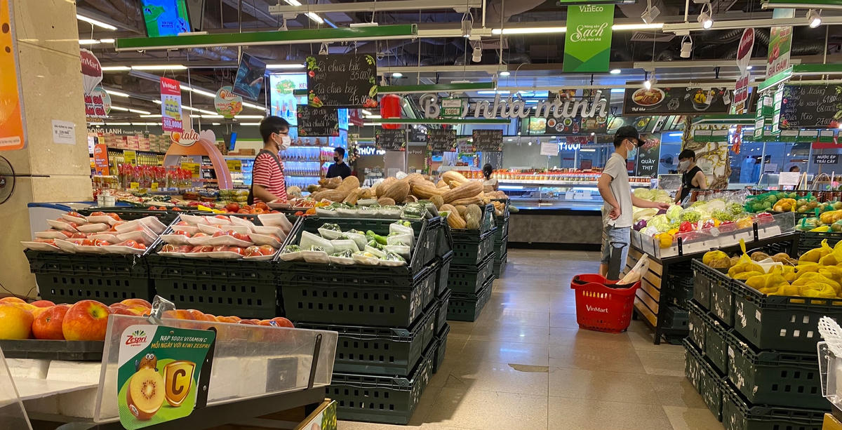 Các loại thực phẩm tươi, sống và rau củ quả đều đầy ắp trên các kệ hàng. Ảnh: L.A..