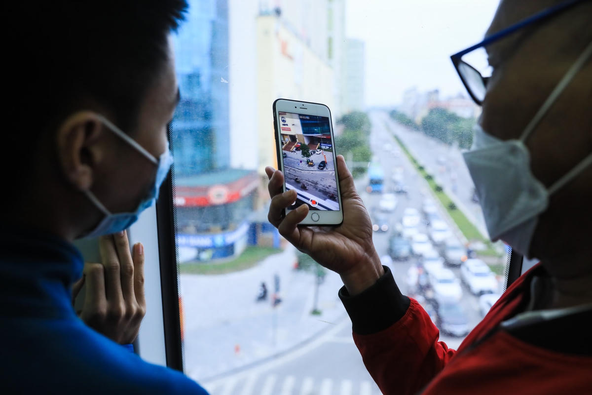 Nhiều người rất hào hứng và cố ghi lại những hình ảnh từ trên cao của thủ đô mà có lẽ lần đầu tiên họ được chứng kiến.