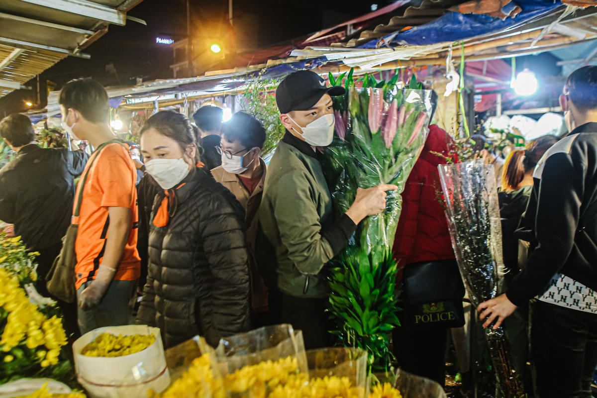 Do lượng khách đông, hình ảnh chen chúc, nhích từng li để mua hoa luôn xuất hiện tại chợ những ngày cận Tết.