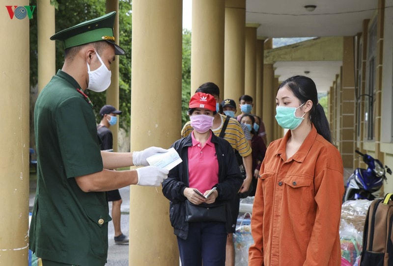 Tất cả người, phương tiện qua lại cửa khẩu đều phải kiểm tra y tế, khám sàng lọc, kiểm tra giấy tờ và hàng hóa cẩn thận, khi đủ điều kiện mới được phép qua.