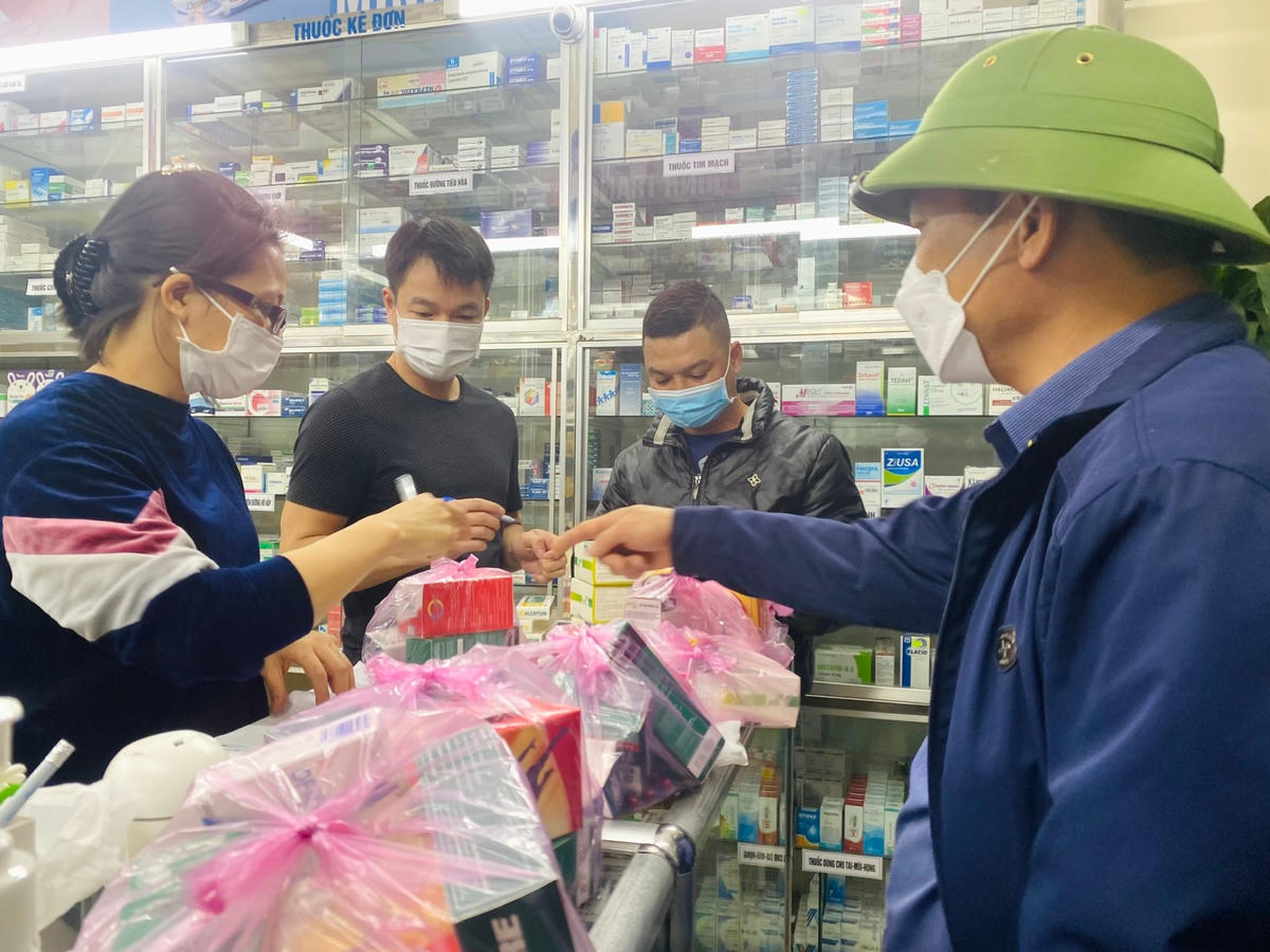 Người dân đi mua kit test nhanh và các loại thuốc hỗ trợ tăng sức đề kháng, thuốc xông,... để dự phòng.