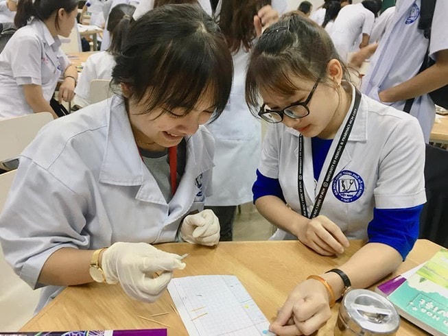 Năm 2022, nhiều trường đại học có đào tạo ngành Y đưa ra tổ hợp môn xét tuyến không có môn Sinh học. Ảnh minh họa.