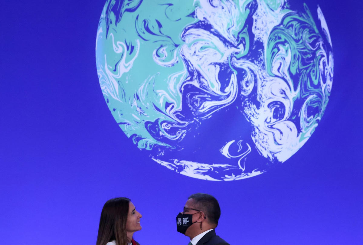 Chủ tịch COP25 Carolina Schmidt trao quyền chủ trì Hội nghị về biến đổi khí hậu của Liên hợp quốc cho Chủ tịch COP26 Alok Sharma tại Glasgow, Scotland. Ảnh: Reuters.