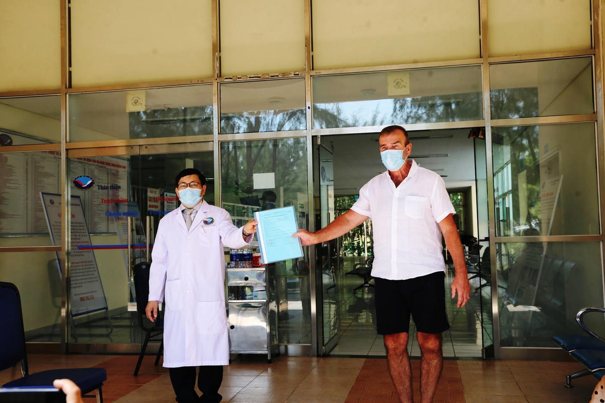 Một bệnh nhân mắc Covid-19 nước ngoài xuất viện sau khi được BVĐK TUQ Quảng Nam điều trị.