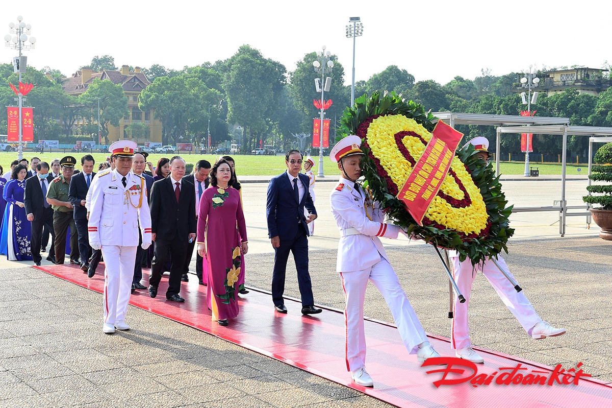 Đoàn đại biểu Thành ủy, UBND thành phố Hà Nội. 