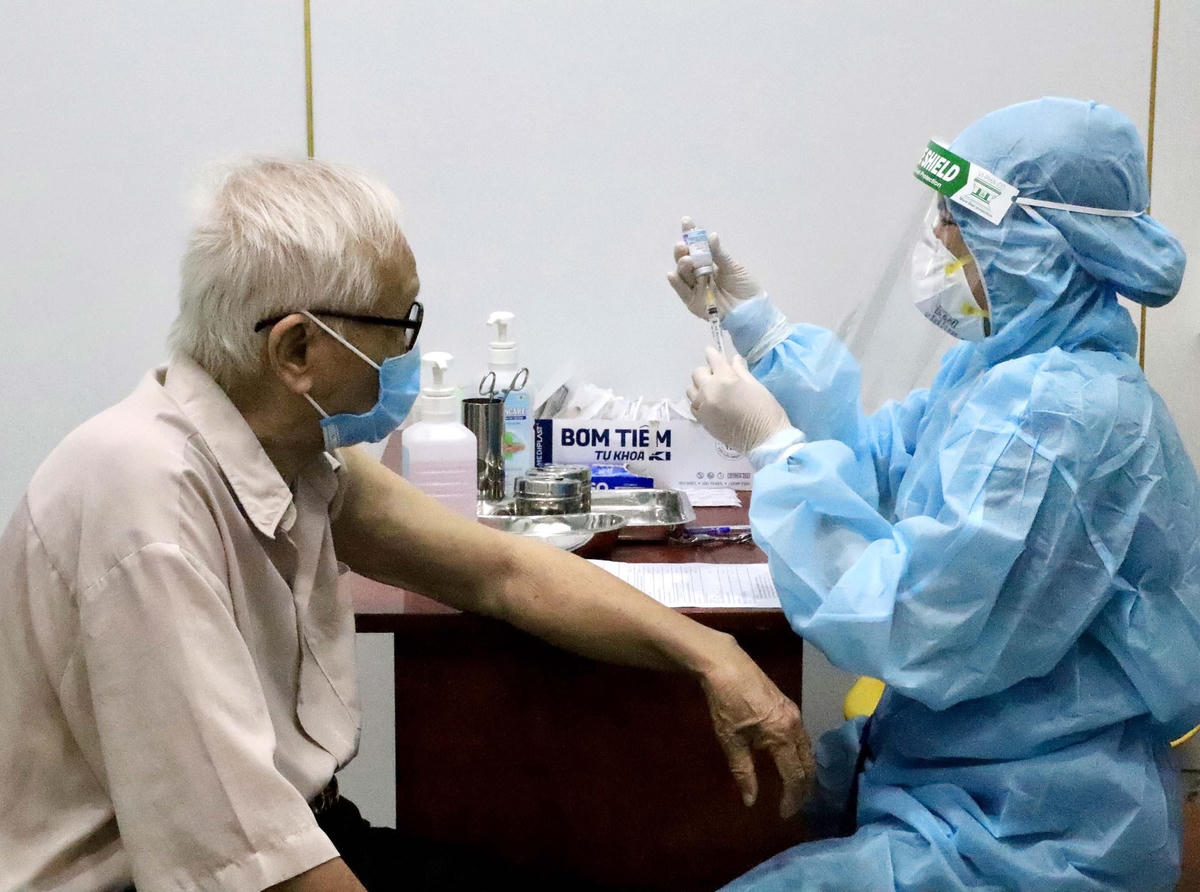 Các y bác sỹ Trung tâm Y tế Quận 11, TP Hồ Chí Minh tiêm vaccine Moderna phòng Covid-19 trong đợt 5 cho người trên 65 tuổi.  