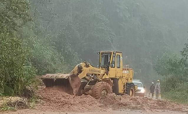 Lực lượng chức năng đang khắc phục các điểm sạt lở. Ảnh: P.H..