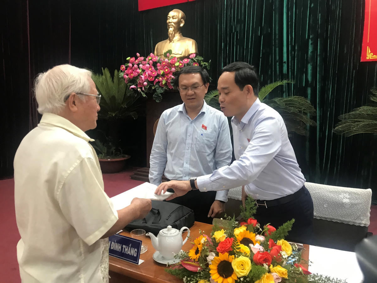 Phó Bí thư Thường trực Thành ủy TP HCM Trần Lưu Quang trao đổi với cử tri bên lề Hội nghị. (Ảnh: Hồng Phúc).