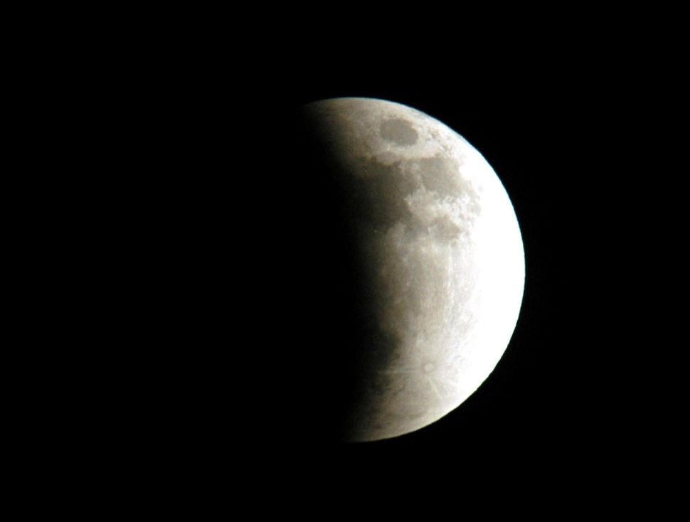  Nguyệt thực một phần được chụp từ đảo Merritt, Florida, Mỹ. Ảnh: NASA / KSC.