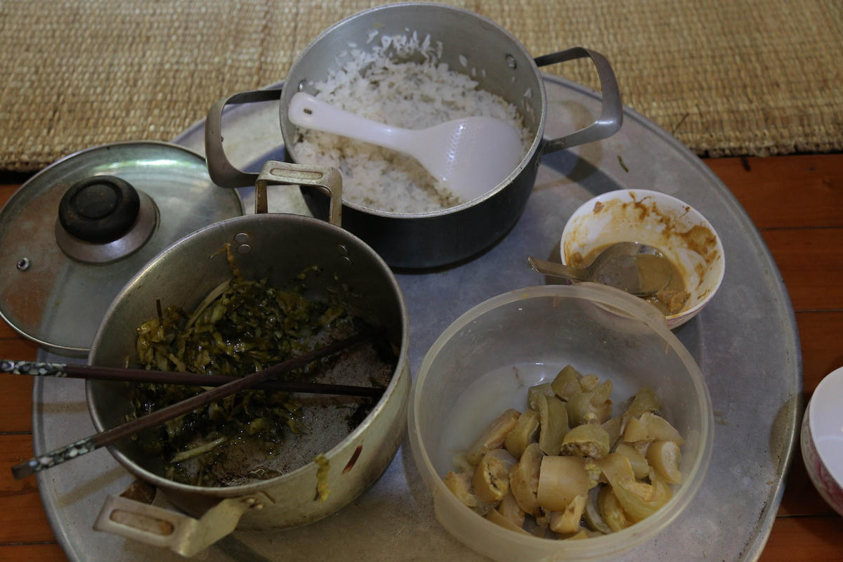 Mâm cơm của hai mẹ con chị Hường đã nấu từ mấy hôm nay, đã lên mốc, thiu, nhưng hai mẹ con vẫn ăn. Khi PV hỏi sao chị lại để mâm cơm như vậy cho con ăn thì nhận được câu trả lời từ chị, nhà làm gì còn gì ăn đâu, nếu không ăn thì chỉ còn cách nhịn đói nhìn con ăn tôi cũng thương nhưng chẳng còn cách nào cả.