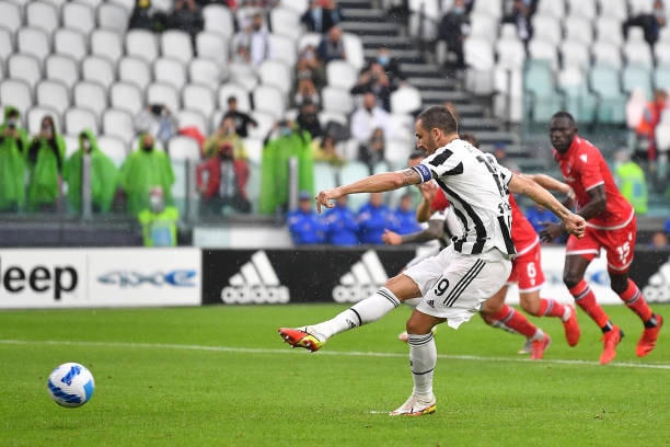 Bonucci nâng tỉ số lên 2-0 trên chấm phạt đền.