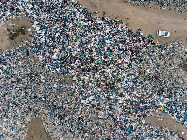 Sa mạc Atacama ngập trong biển quần áo vứt đi khi được chụp từ trên cao. Ảnh: Insider.