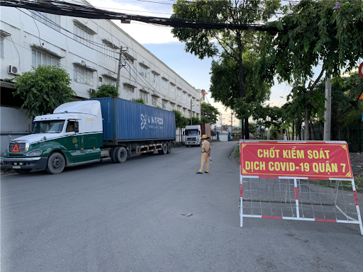Một chốt kiểm soát dịch tại Quận 7, TP HCM. Đây là một trong hai địa phương sớm công bố cơ bản kiểm soát được dịch Covid-19 của TP HCM.