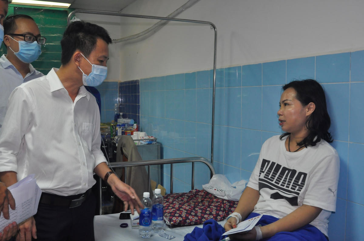 Ông Trần Quang Minh, Phó Chủ tịch Ủy ban MTTQ Việt Nam tỉnh Quảng Bình thăm các bệnh nhân đang chữa trị tại bệnh viện.
