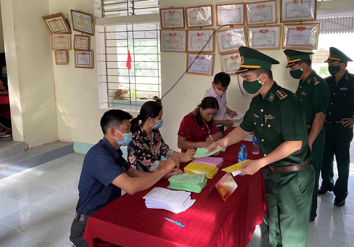 Cán bộ chiến sĩ Đồn BP Mỹ Lý, xã Mỹ Lý, huyện Kỳ Sơn thực hiện quyền cử tri của mình trước 2 ngày.