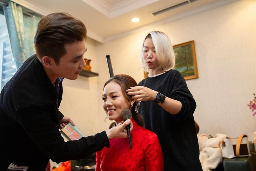 Cô dâu rạng rỡ trước giờ G.