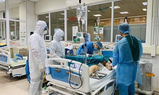 Chữa trị cho bệnh nhân mắc Covid-19 tại Bệnh viện bệnh Nhiệt đới trung ương. Ảnh: Vietnam+.