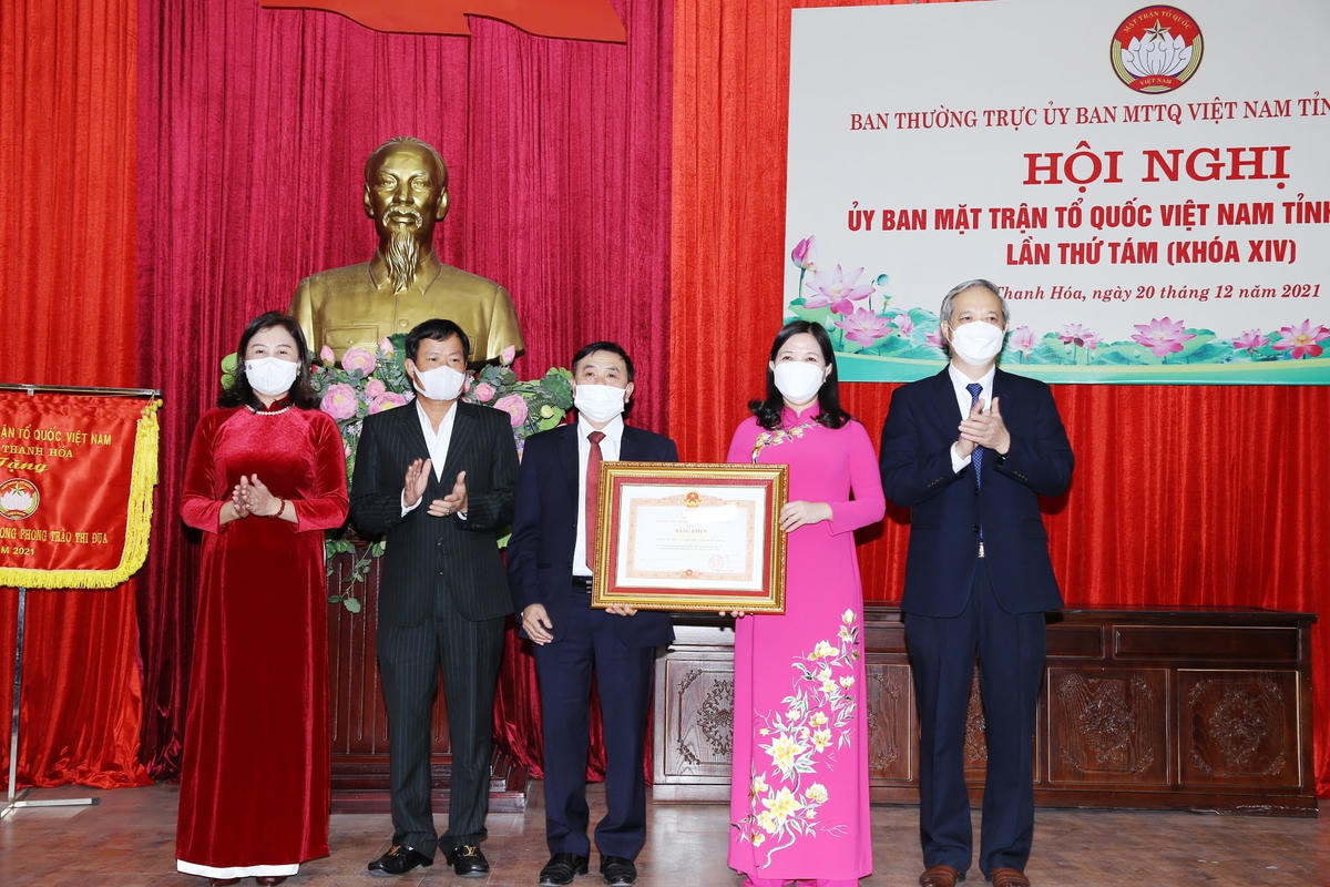 Ông Nguyễn Quang Hải, Phó Chủ tịch HĐND tỉnh Thanh Hóa thừa uỷ quyền của Thủ tướng Chính phủ trao tặngBằng khen của Thủ tướng cho Ủy ban MTTQ Việt Nam tỉnh Thanh Hóa.