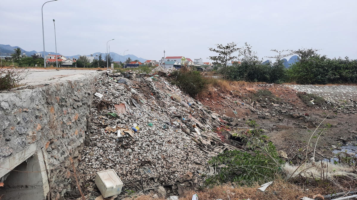 Các đối tượng đổ trộm thường chọn những khu đất trống, vắng người qua lại để đổ trộm vỏ hầu