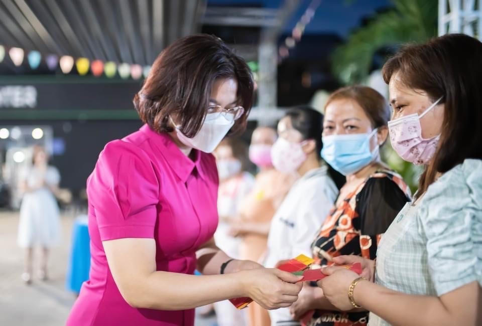 Công nhân được tặng quà và lì xì ngày Tết.