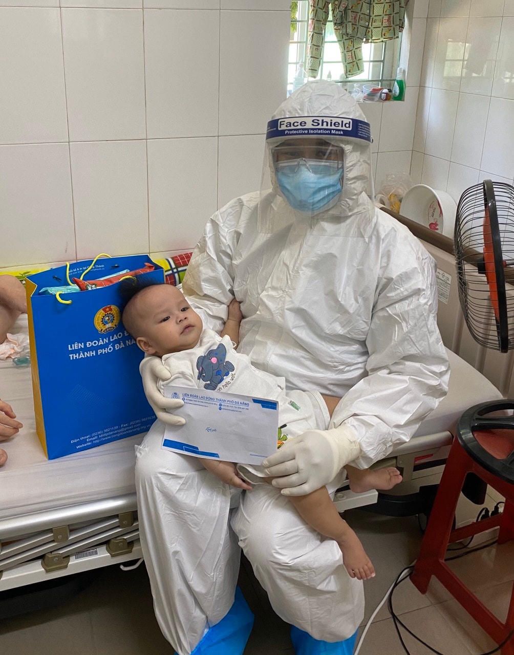 Quà 1/6 cho bệnh nhi Covid-19 nhỏ tuổi nhất, đang điều trị. Ảnh Bệnh viện phổi Đà Nẵng cung cấp.