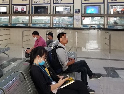 Nhiều người dân tại bến xe Mỹ Đình còn chưa nghiêm túc đeo khẩu trang theo quy định mới.