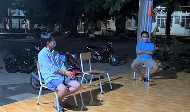 Hai trong số 6 người đàn ông tham gia “tám chuyện”. Ảnh: CTV.