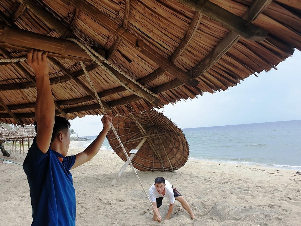 Các chòi được cột dây chặt phòng, chống bão số 5.