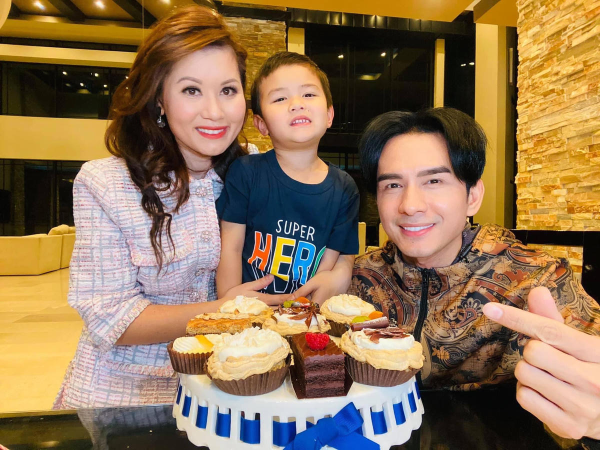 Anh Bo Đan Trường hạnh phúc mừng sinh nhật cùng vợ và con trai ở Mỹ.