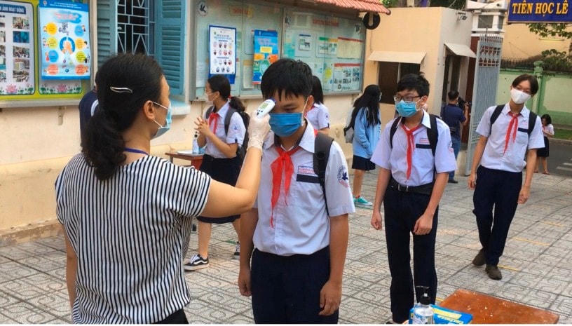 Học sinh một số khối lớp tại Thành phố Hồ Chí Minh đến trường học trực tiếp.  Ảnh: Băng Tâm.