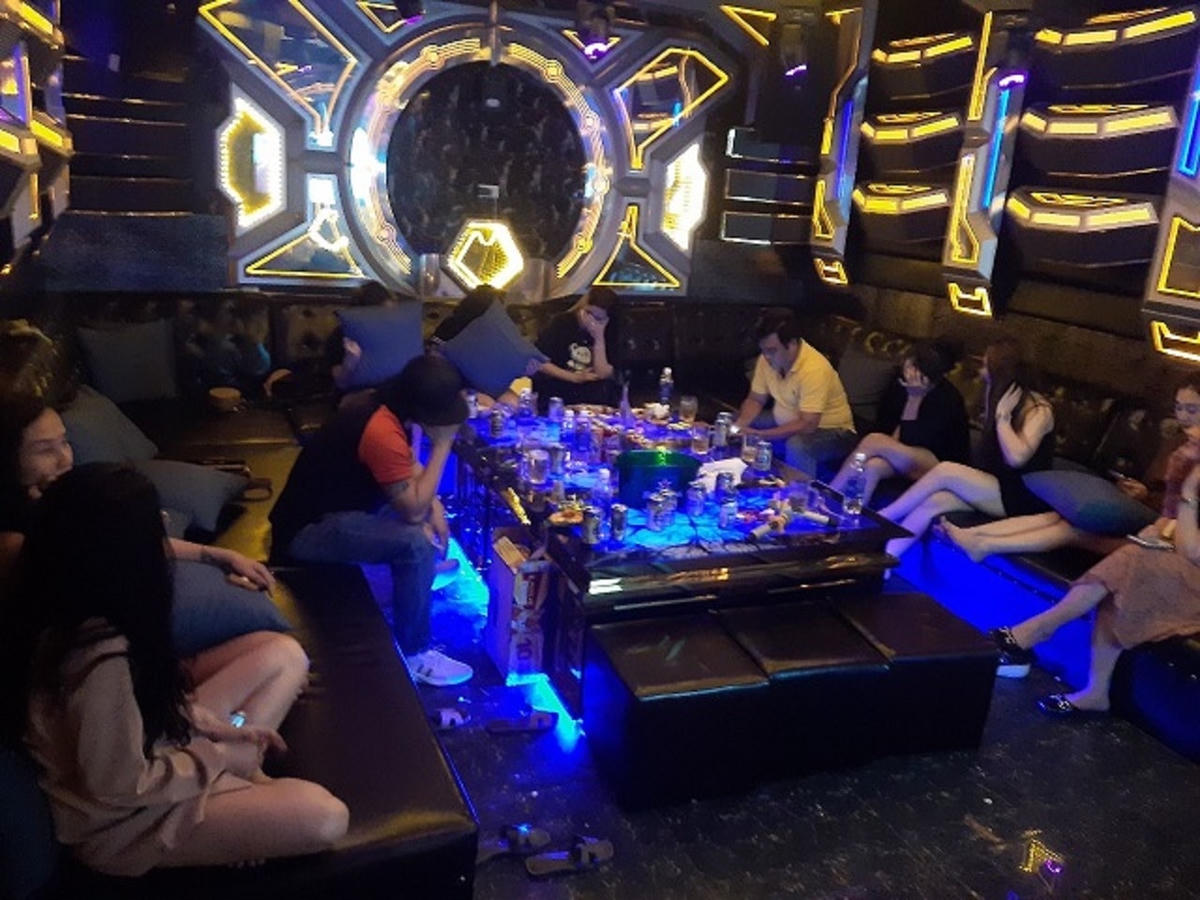 Các đối tượng dương tính ma túy trong quán karaoke. (Ảnh CA cung cấp).