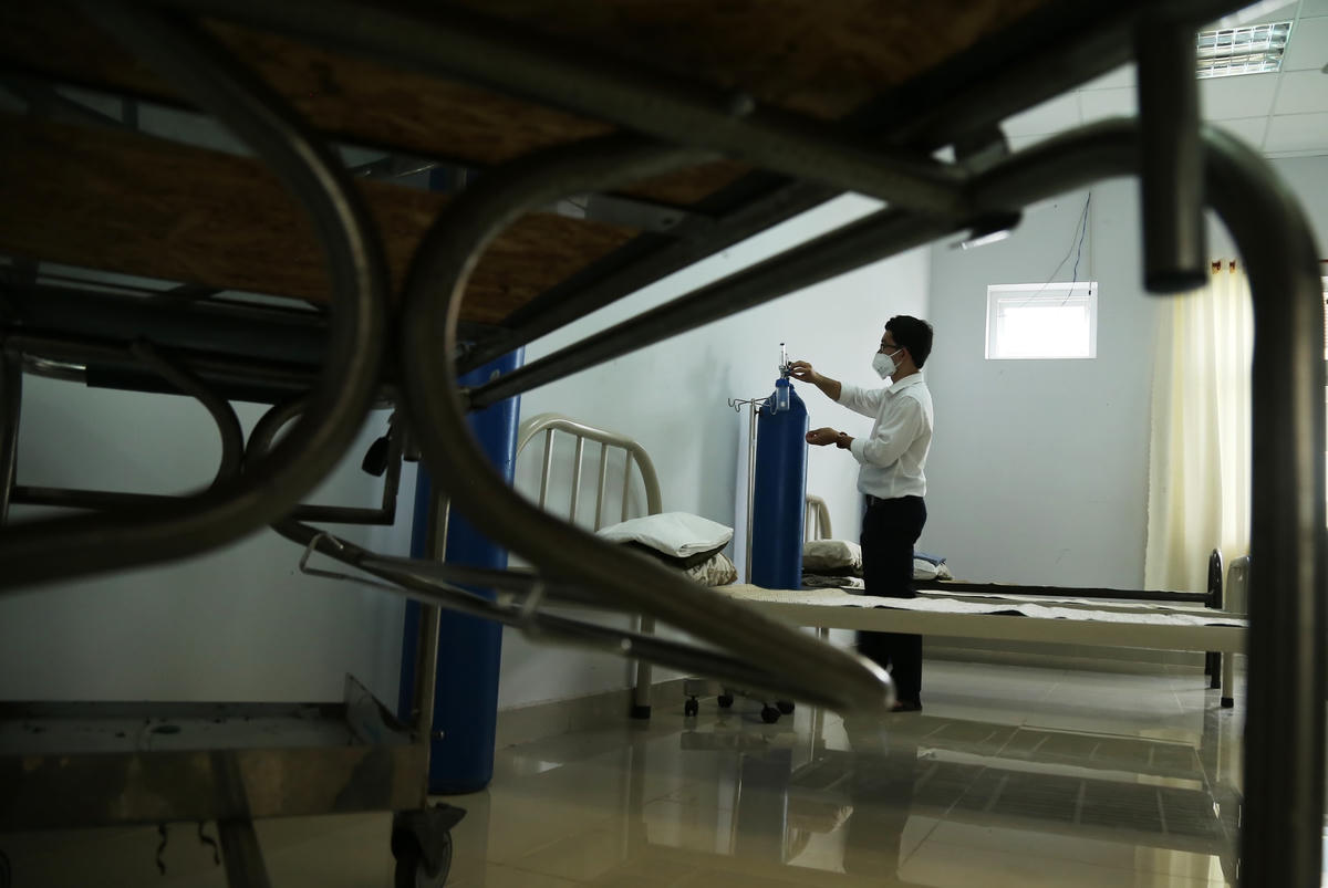 Bác sĩ Võ Tấn Cường kiểm tra khâu cuối cùng về cơ sở vật chất trước khi bệnh nhân đến điều trị. 