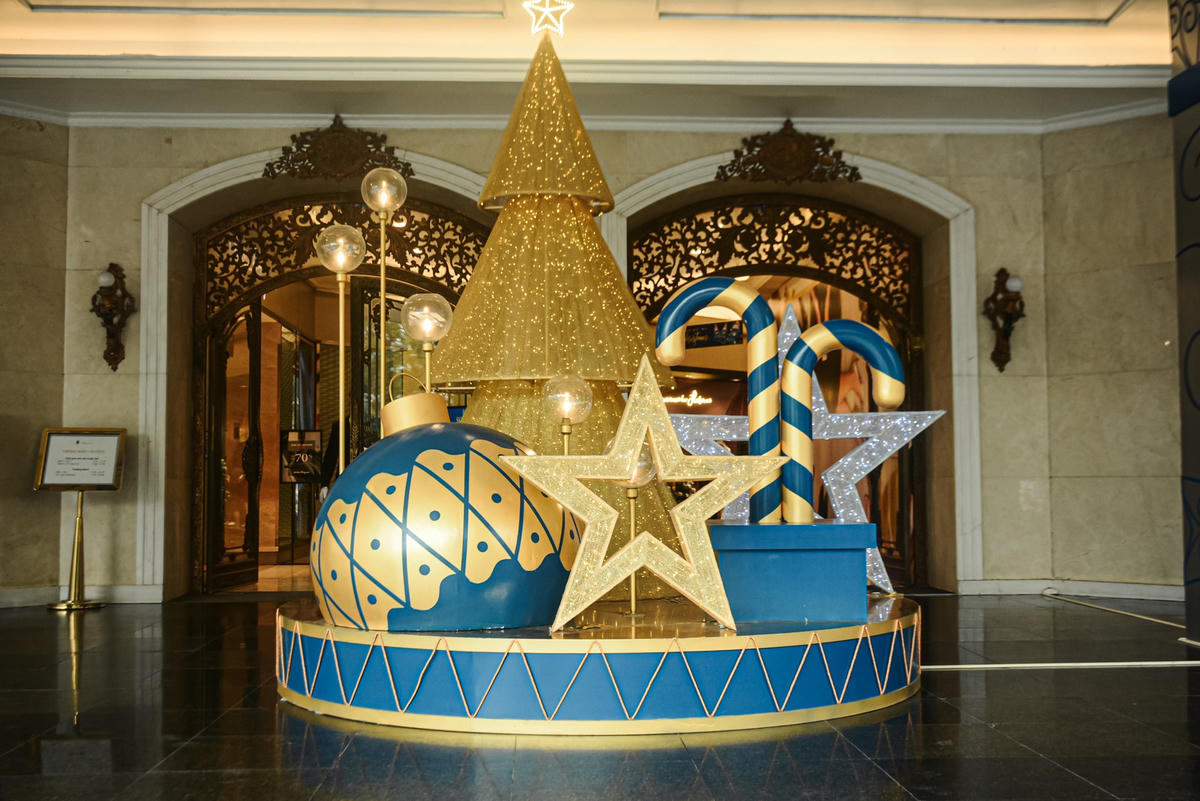 Ngoài ra tại các Trung tâm mua sắm lớn tại Hà Nội như Tràng Tiền Plaza cũng được bày trí đơn giản.