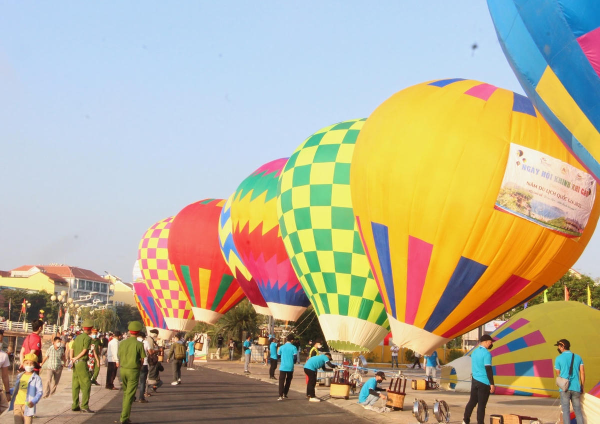 Nhiều khinh khí cầu đầy màu sắc ở Quảng trường Sông Hoài.