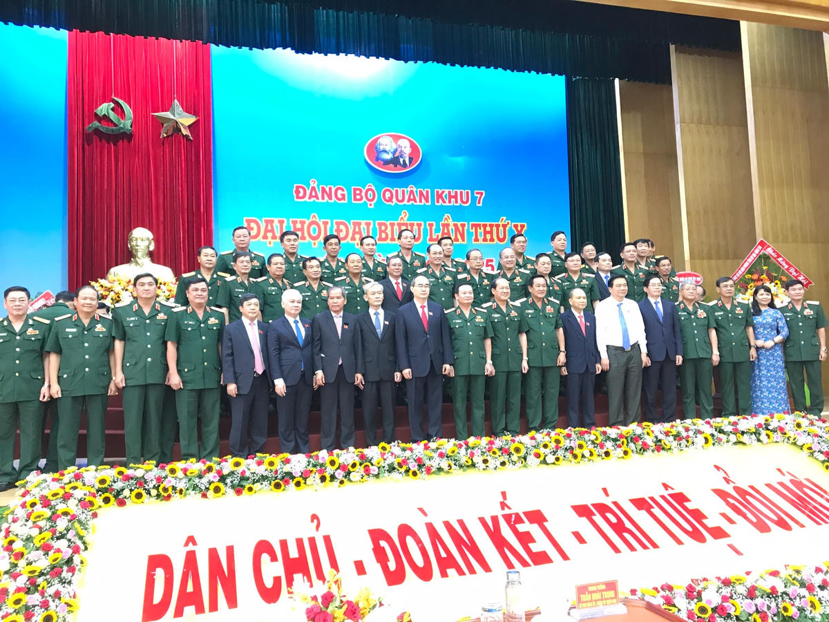  Đại biểu Đảng bộ Quân khu 7 và đại diện lãnh đạo 08 tỉnh, thành khu vực quân khu chụp ảnh lưu niệm. Ảnh: Hồng Phúc.