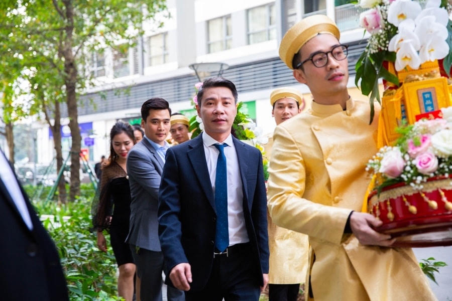 Nhà trai tới nhà cô dâu.  