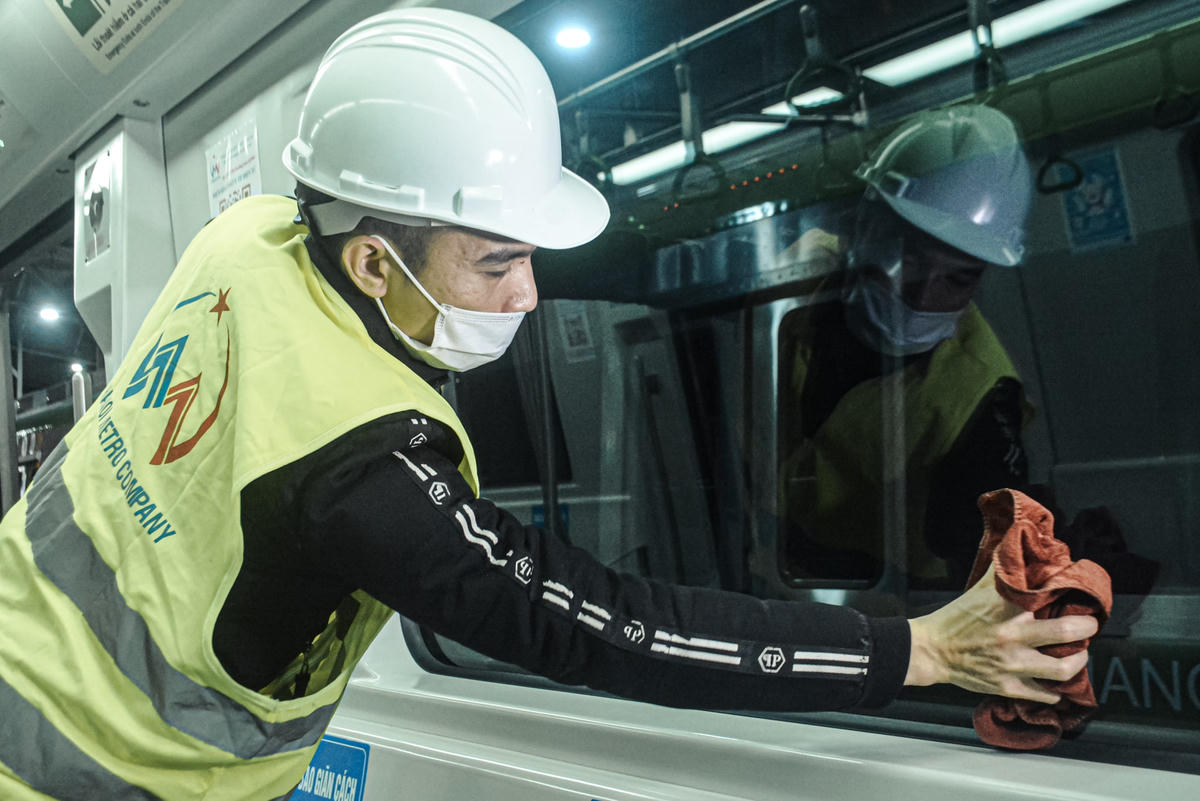 Việc kiểm tra diễn ra tỉ mỉ, chỉ cần xuất hiện những chi tiết nhỏ bị hư hỏng, không đúng quy định đều được các kỹ sư khắc phục ngay.