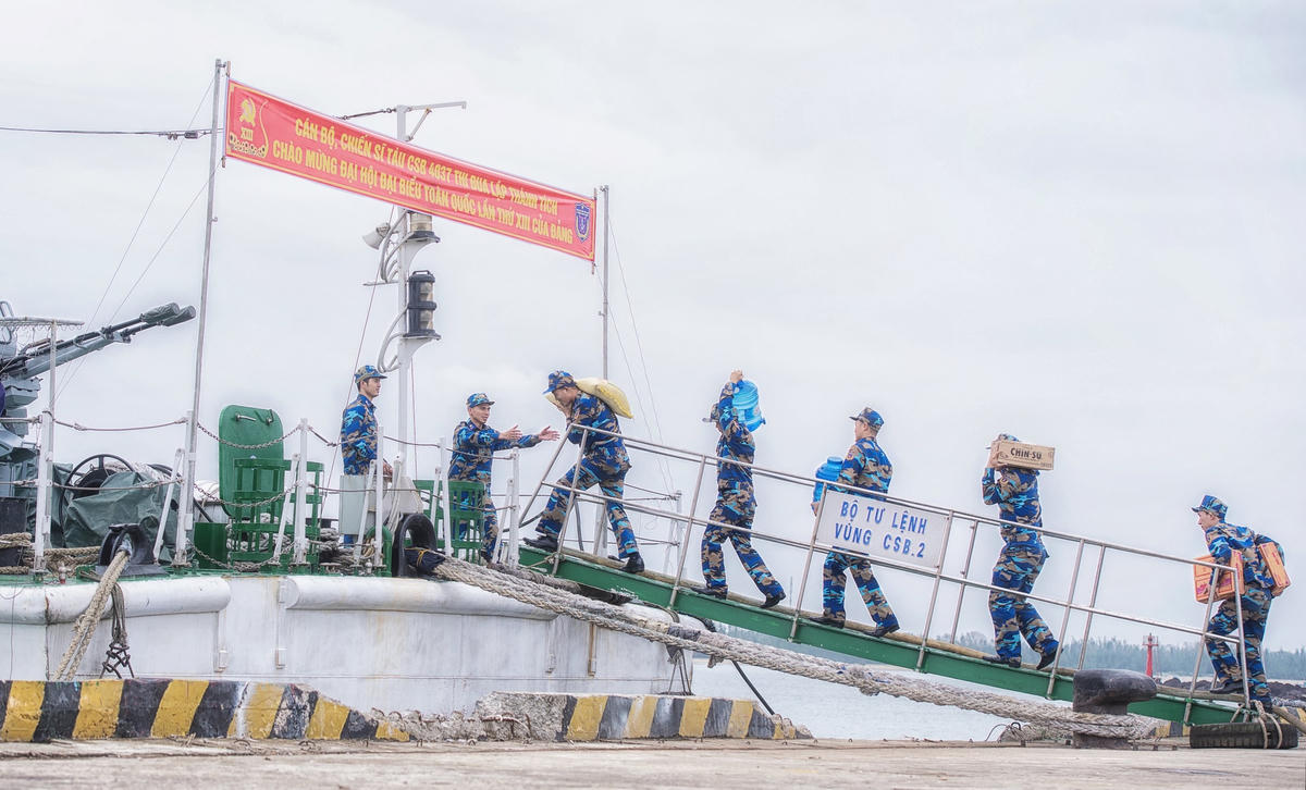 Đưa lương thực, nhu yếu phẩm lên tàu trước khi xuất phát.