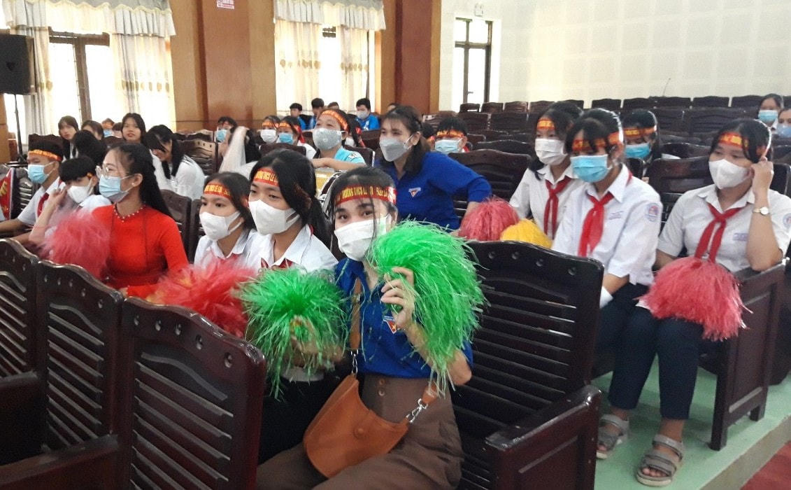 Cổ động viên các trường khích lệ các thí sinh dự thi.