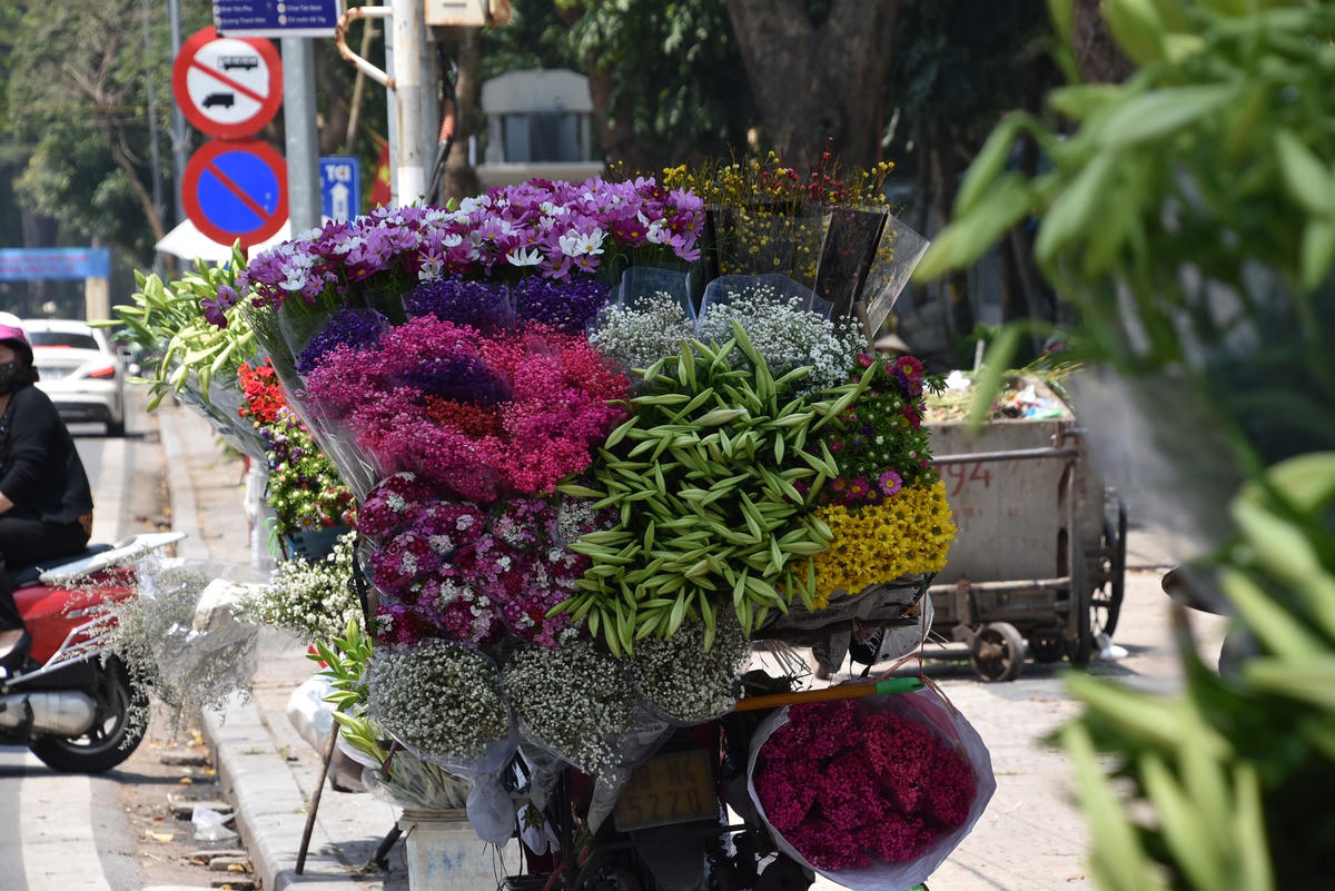 Trên mỗi xe hoa đều có bán thêm loa kèn...