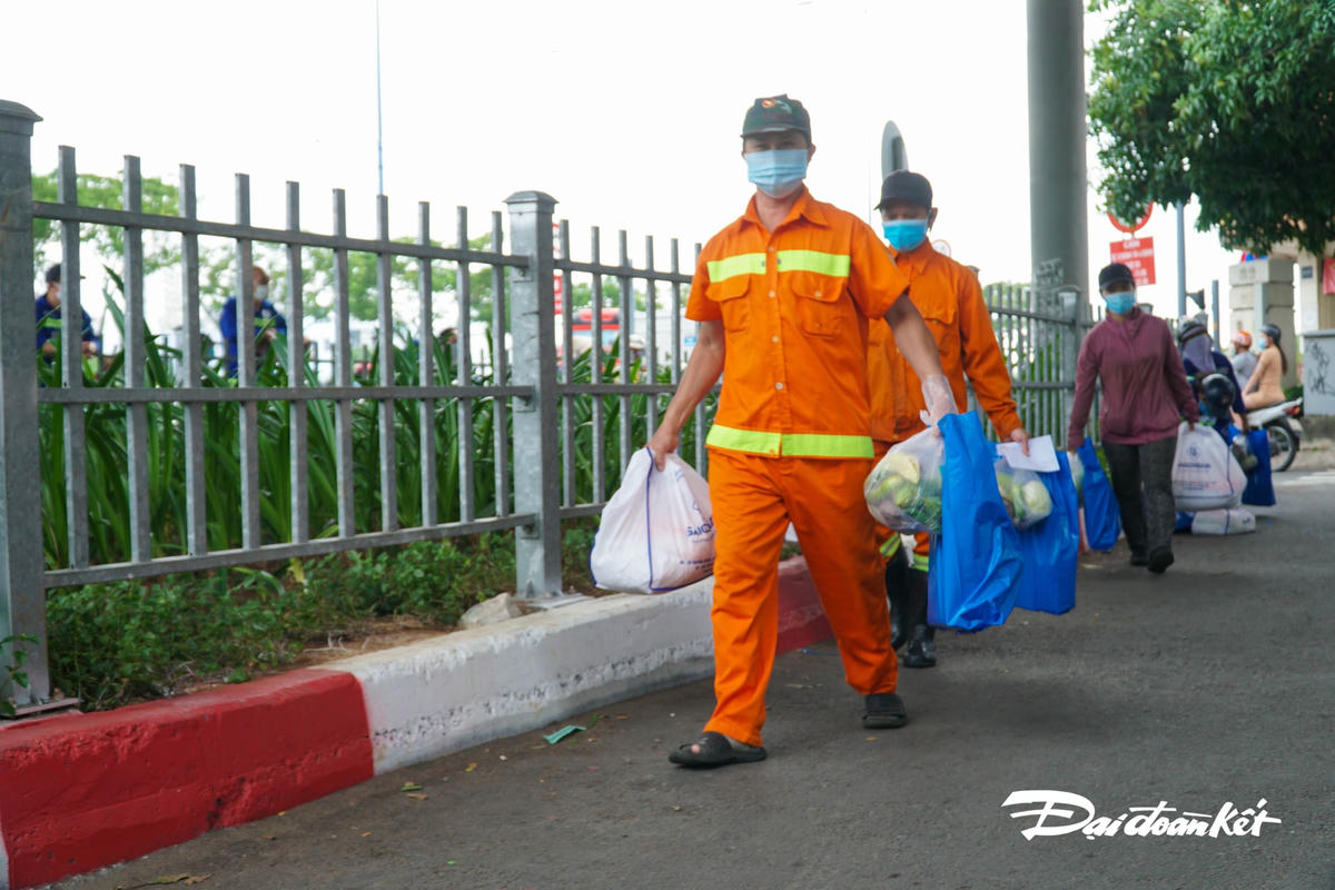 Hai tay 2 túi quà to nhận từ Ủy ban MTTQ quận 5.