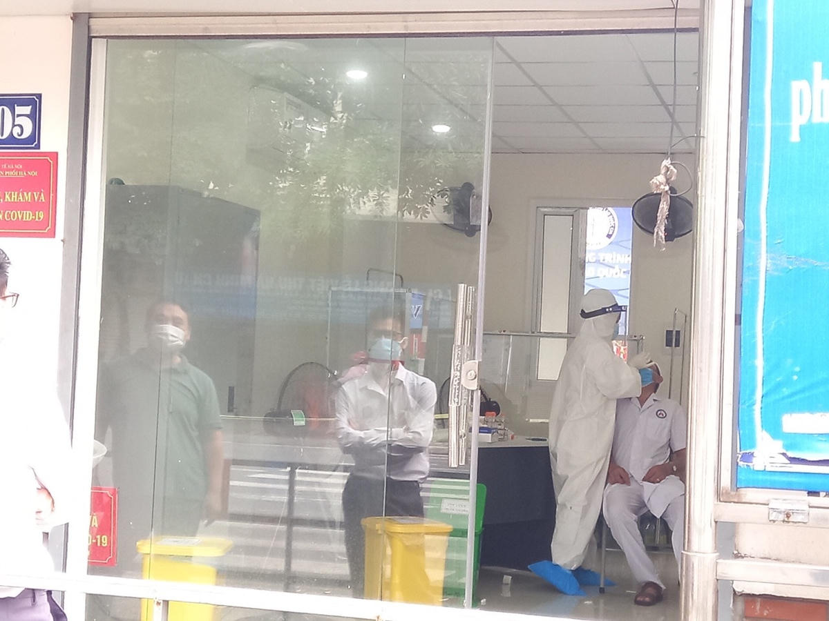 [ẢNH] Lập chốt kiểm soát tại cổng Bệnh viện Phổi Hà Nội