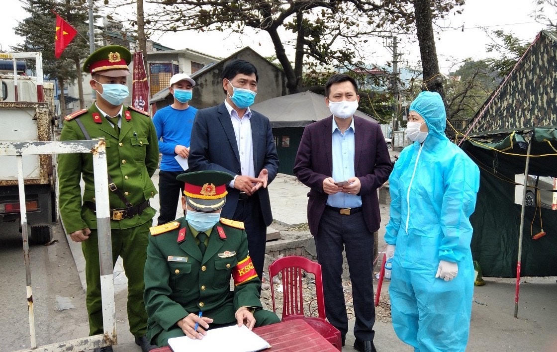 Ông Nguyễn Tiến Dũng, Phó Bí thư Thành ủy, Chủ tịch UBND TP Hạ Long đi kiểm tra công tác phòng, chống dịch Covid-19 tại Chốt kiểm soát dịch ngã 3 Minh Khai